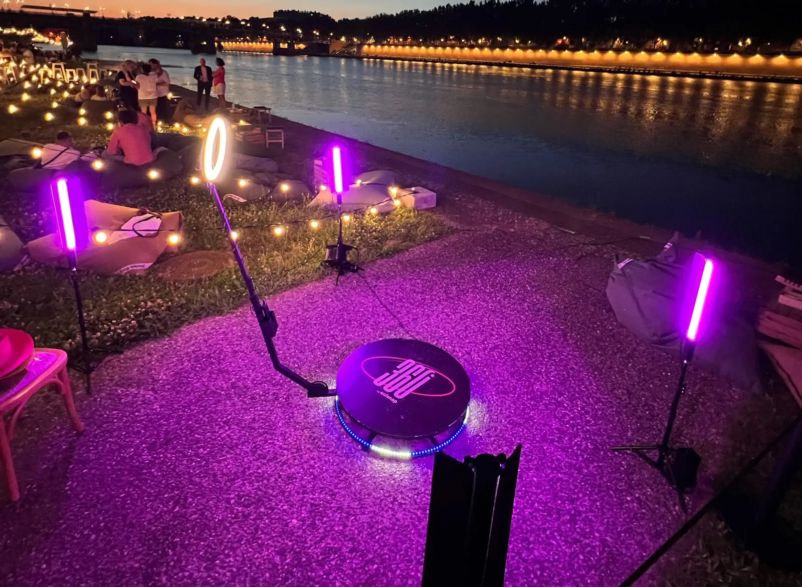 Spinner 360 Ouisnap installé en soirée outdoor, Montréal